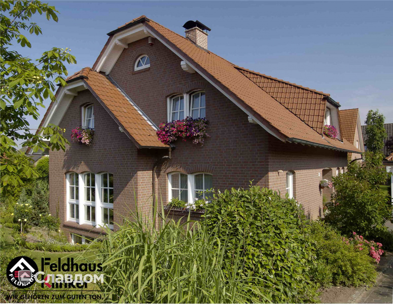 Двухэтажный частный дом с облицовкой кирпичом Feldhaus Klinker 335 carmesi antic mana