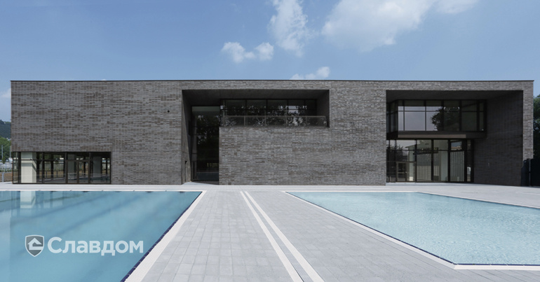 Здание бассейна с облицовкой фасадной плиткой Stroeher Keravette Chromatic 336 metallic black