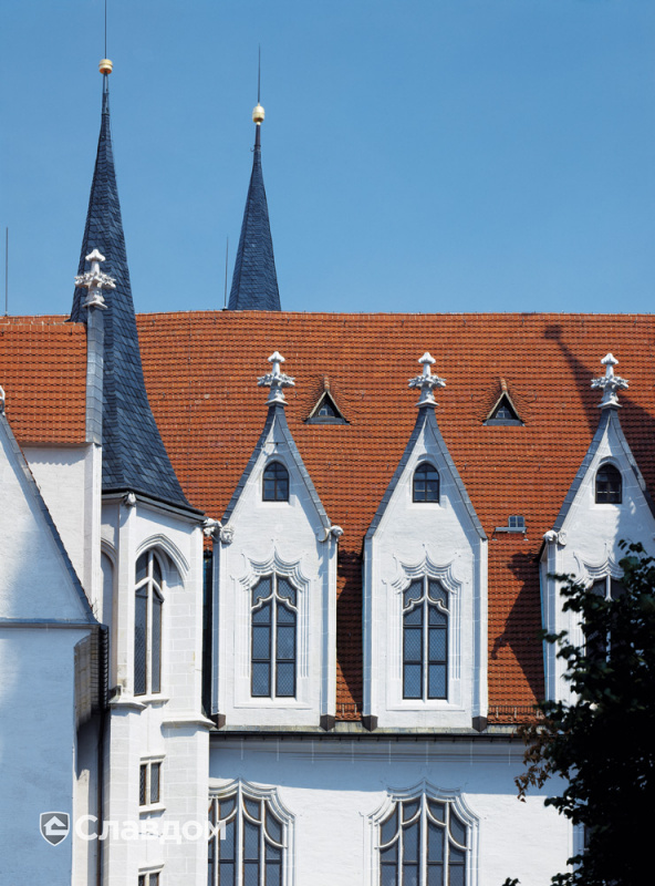 Здание в готическом стиле с крышей из черепицы Creaton Biber Klassik Naturrot