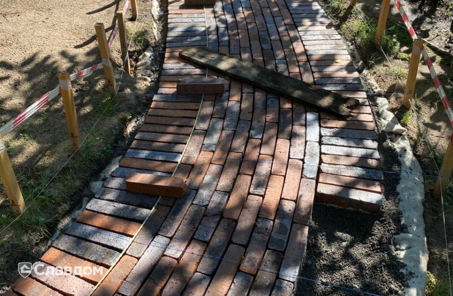 Тротуарная дорожка с мощением брусчаткой Skriabin Ceramics 53