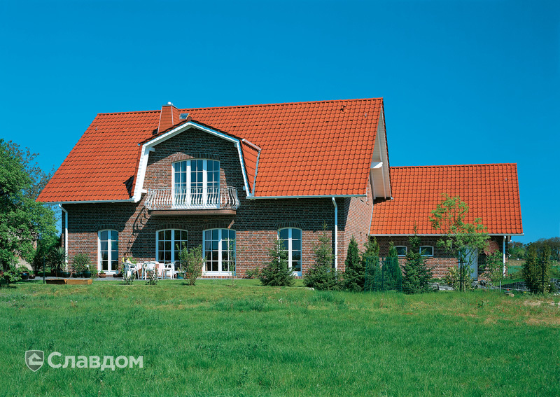 Частный дом с крышей из черепицы Creaton Futura Rot Glasiert