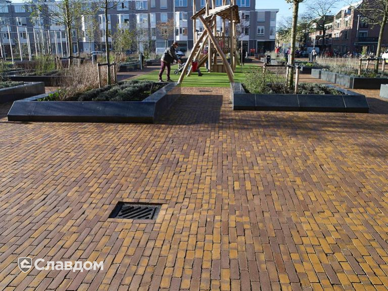 Площадь в Амстердаме с применением брусчатки Penter Zonnebloem Wasserstrich DF