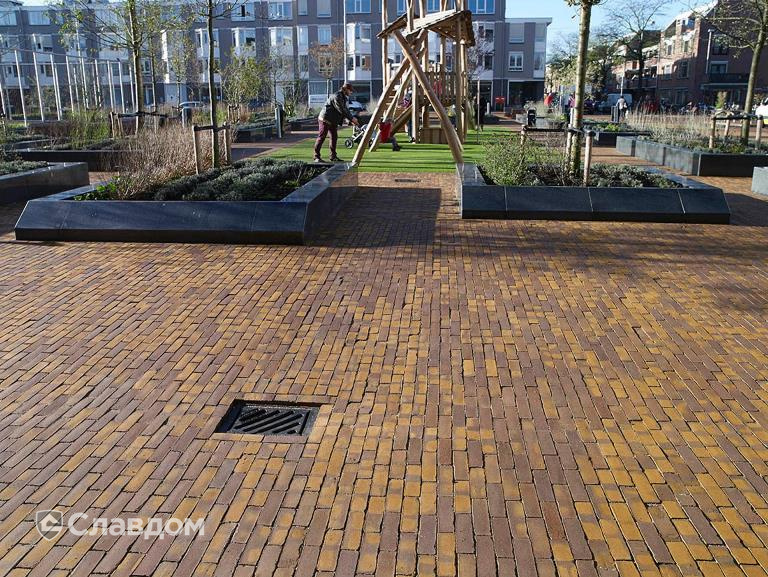 Площадь в Амстердаме с применением брусчатки Penter Zonnebloem Wasserstrich DF