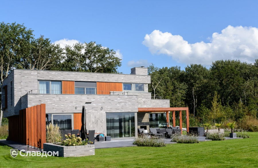 Двухэтажный дом с облицовкой кирпичом Terca Wasserstrich Special Kwartsgrijs
