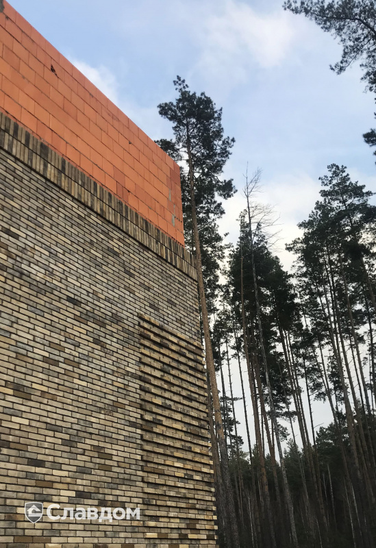 Фасад дома с применением керамического кирпича ENGELS TIGHEL BRIK Ogenagaat