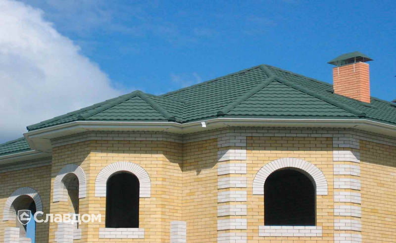 Частный дом с покрытием крыши из композитной черепицы METROTILE МетроБонд зеленый