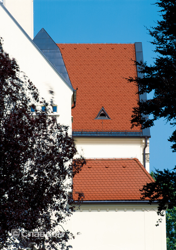 Комплекс зданий с крышей из черепицы Creaton Biber Klassik Rot Engobiert