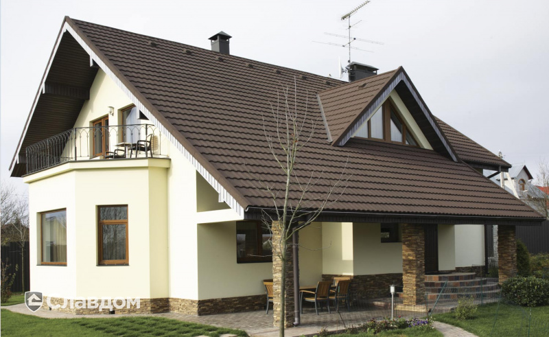 Загородный дом с покрытием крыши из композитной черепицы METROTILE МетроБонд коричневый