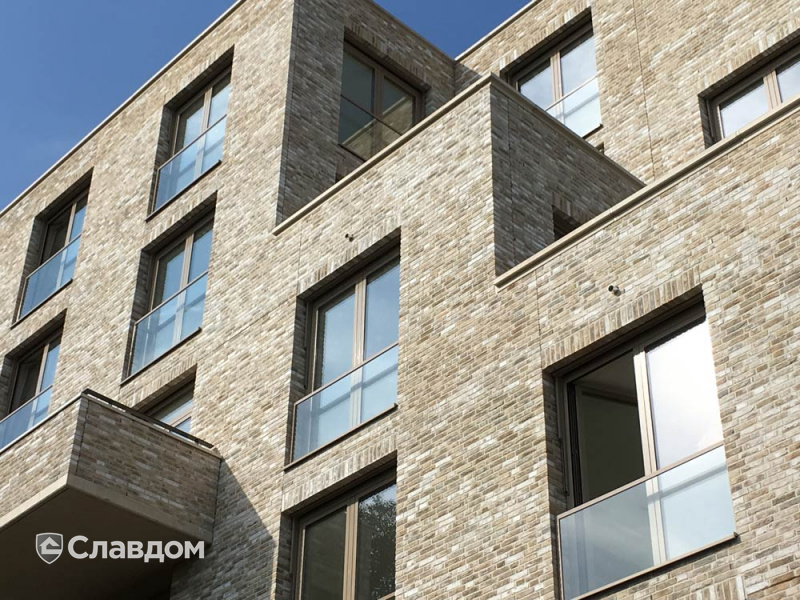Многоэтажный дом с применением керамических кирпичей ENGELS HANDFORM Carthago + Mystique