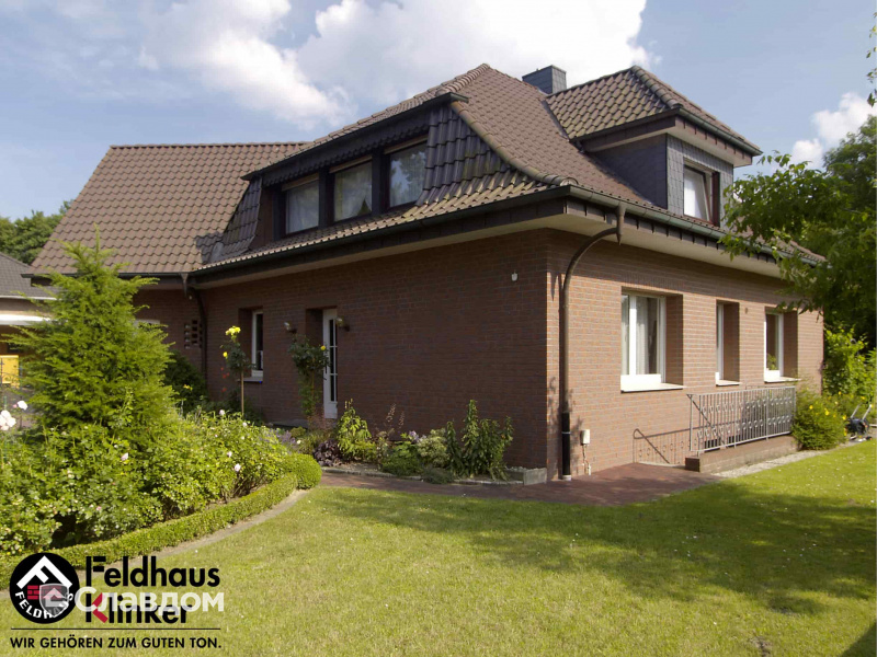 Загородный дом с мансардой с облицовкой кирпичом Feldhaus Kiinker 335 carmesi antic mana