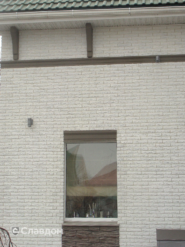 Частный дом с облицовкой из искусственного камня БАЛТФАСАД Античный скол 011 и Топаз 094