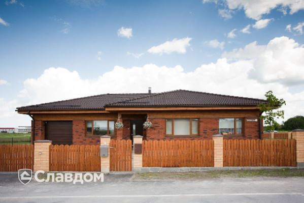 Коттедж с облицовкой кирпичом Terca Flame Red шероховатый