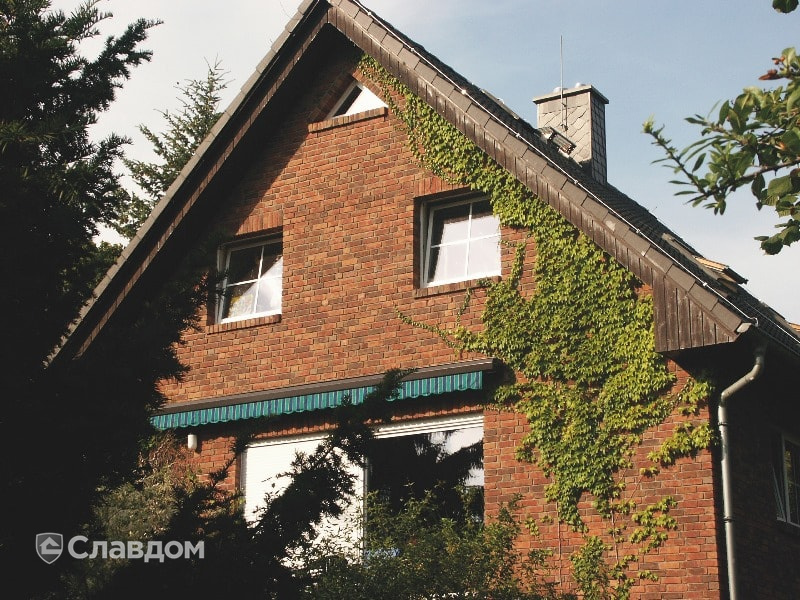 Одноэтажный дом с мансардой с облицовкой из кирпича Terca Kastanjebruin