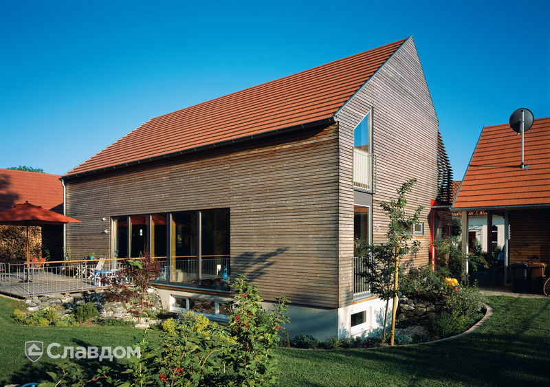 Частный современный дом с крышей из черепицы Creaton Domino Naturrot