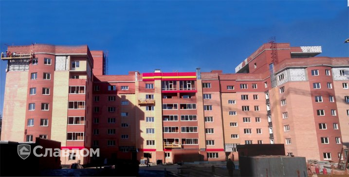 Многоэтажный жилой дом в г.Киров с облицовкой кирпичом КС-Керамик 1НФ Красный гладкий