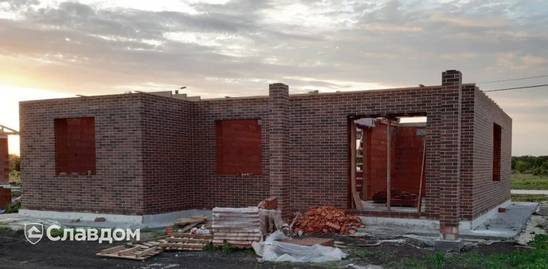 Строительство дома с применением кирпича Вышневолоцкая керамика Готика гладкий 0,7НФ
