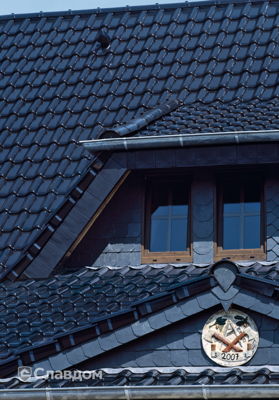 Крыша дома из черепицы Creaton Futura Schwarz Glasiert