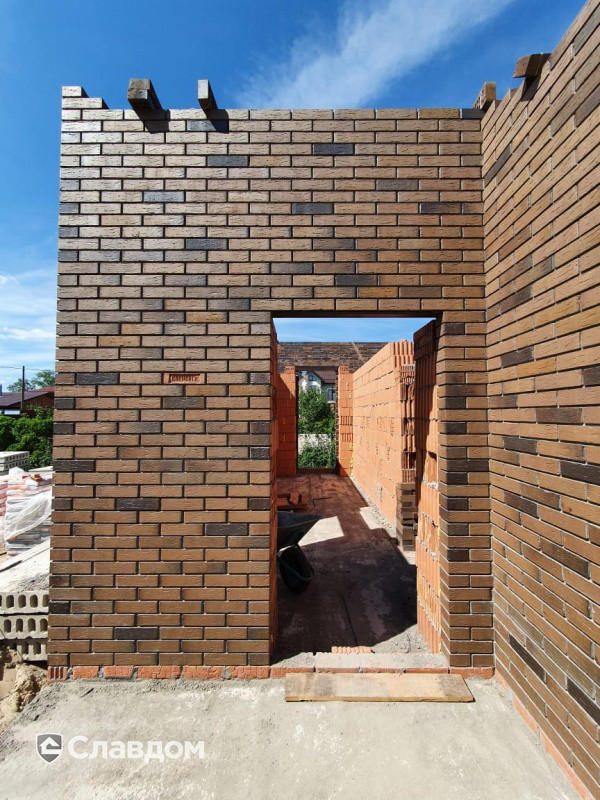 Строящийся частный дом с использованием керамического кирпича Konigstein Мангейм Сепия
