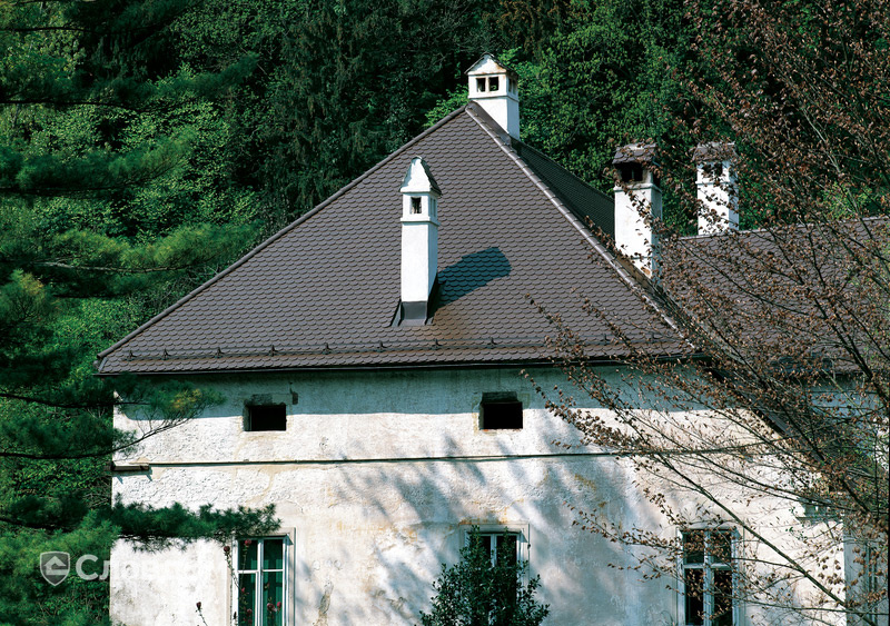 Дом в лесу с крышей из черепицы Creaton Biber Klassik Dunkelbraun engobiert