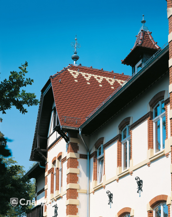 Дом с узором на крыше из черепицы Creaton Biber Klassik Braun Engobiert