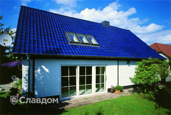Частный дом с черепицей Braas Рубин 13V синий бриллиант топ-глазурь