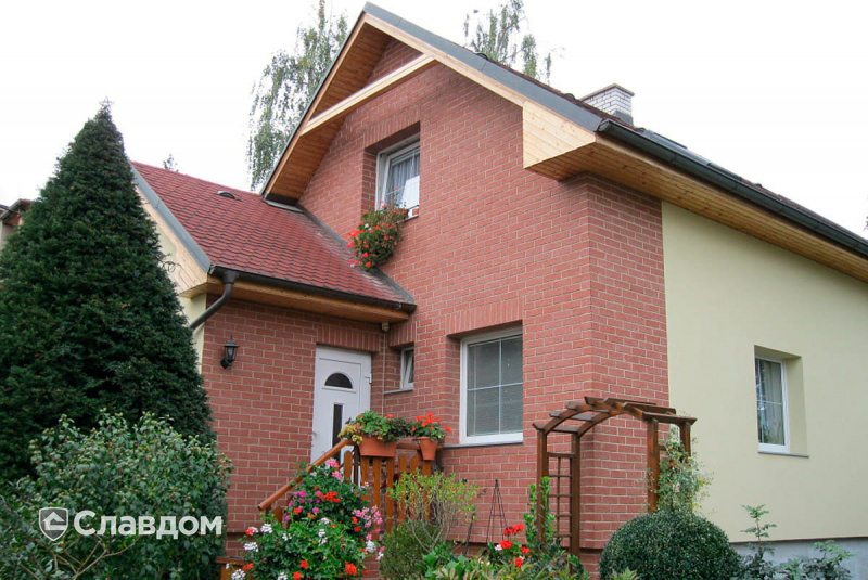 Частный дом с облицовкой фасадной плиткой Stroeher Keraprotect 415