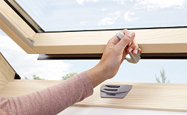 Деревянное мансардное окно VELUX WoodLine Дизайн модель GLL 1061B с нижней ручкой двухкамерным стеклопакетом