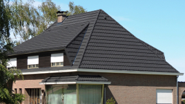 Частный дом с крышей из композитной черепицы AeroDek (Decra) Classic цвет антрацит
