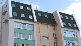 Многоэтажный дом с применением мягкой кровли TEGOLA Нордик Зеленый с отливом