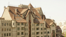 Многоэтажный дом с покрытием крыши мягкой кровлей TEGOLA Альпин Коричневый с отливом